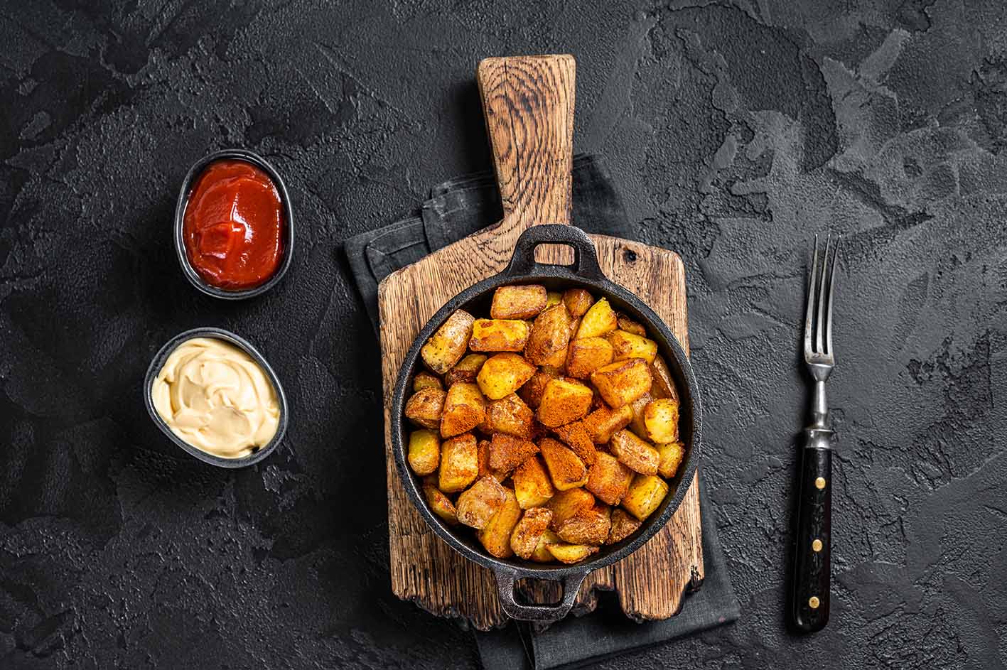To ισπανικό πιάτο patatas bravas όχι όμως τηγανισμένες αλλά στον φούρνο