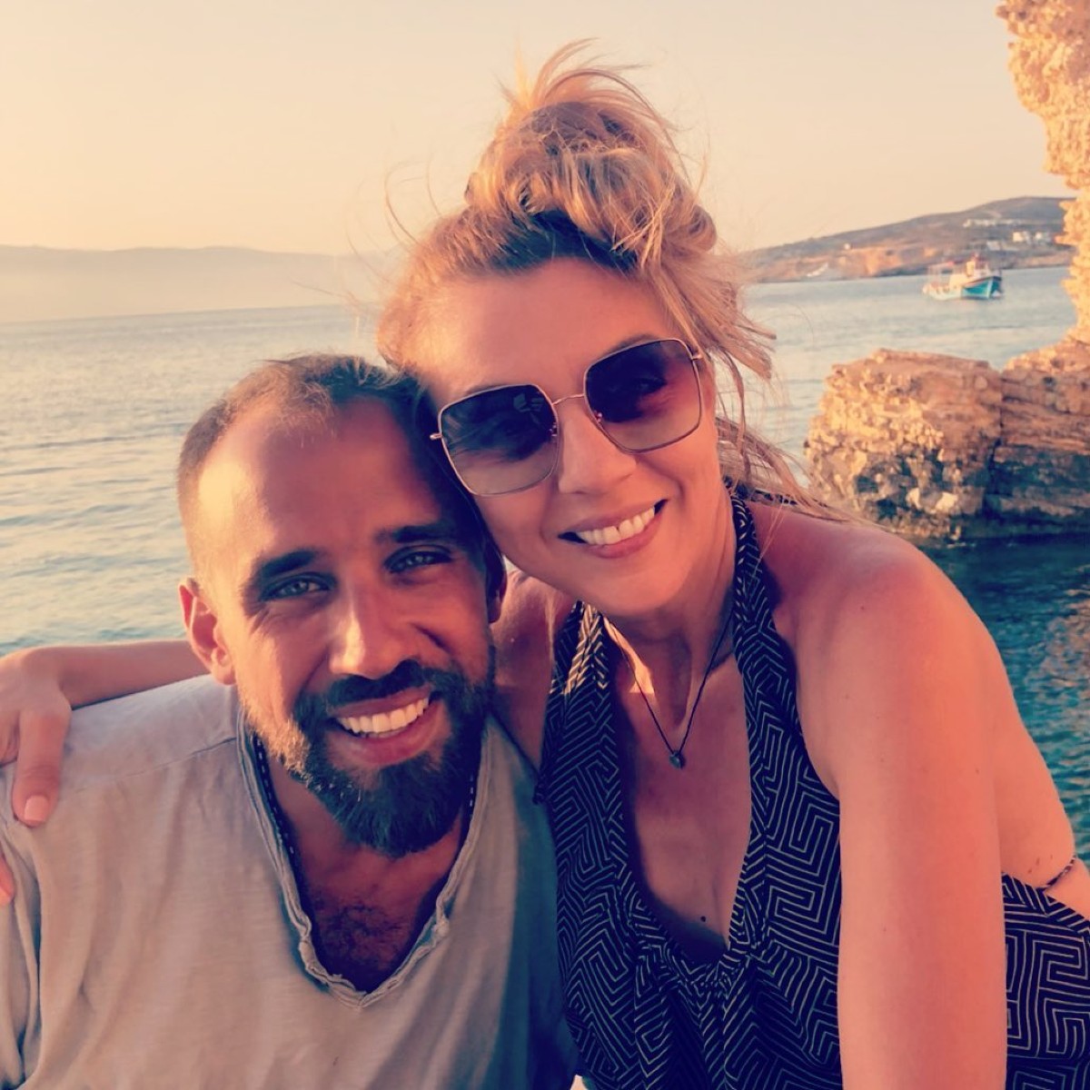 Ο βασίλης Πορφυράκης αγκαλιά με τη Ματίνα Νικολάου