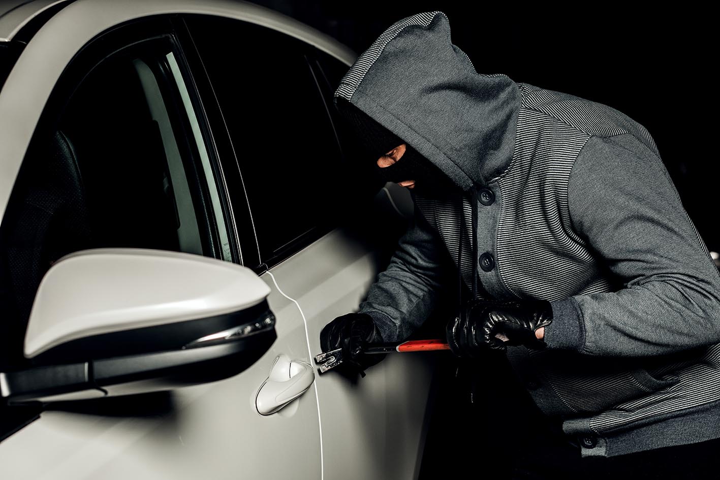 Κλέφτης προσπαθεί να ανοίξει πόρτα αυτοκινήτου