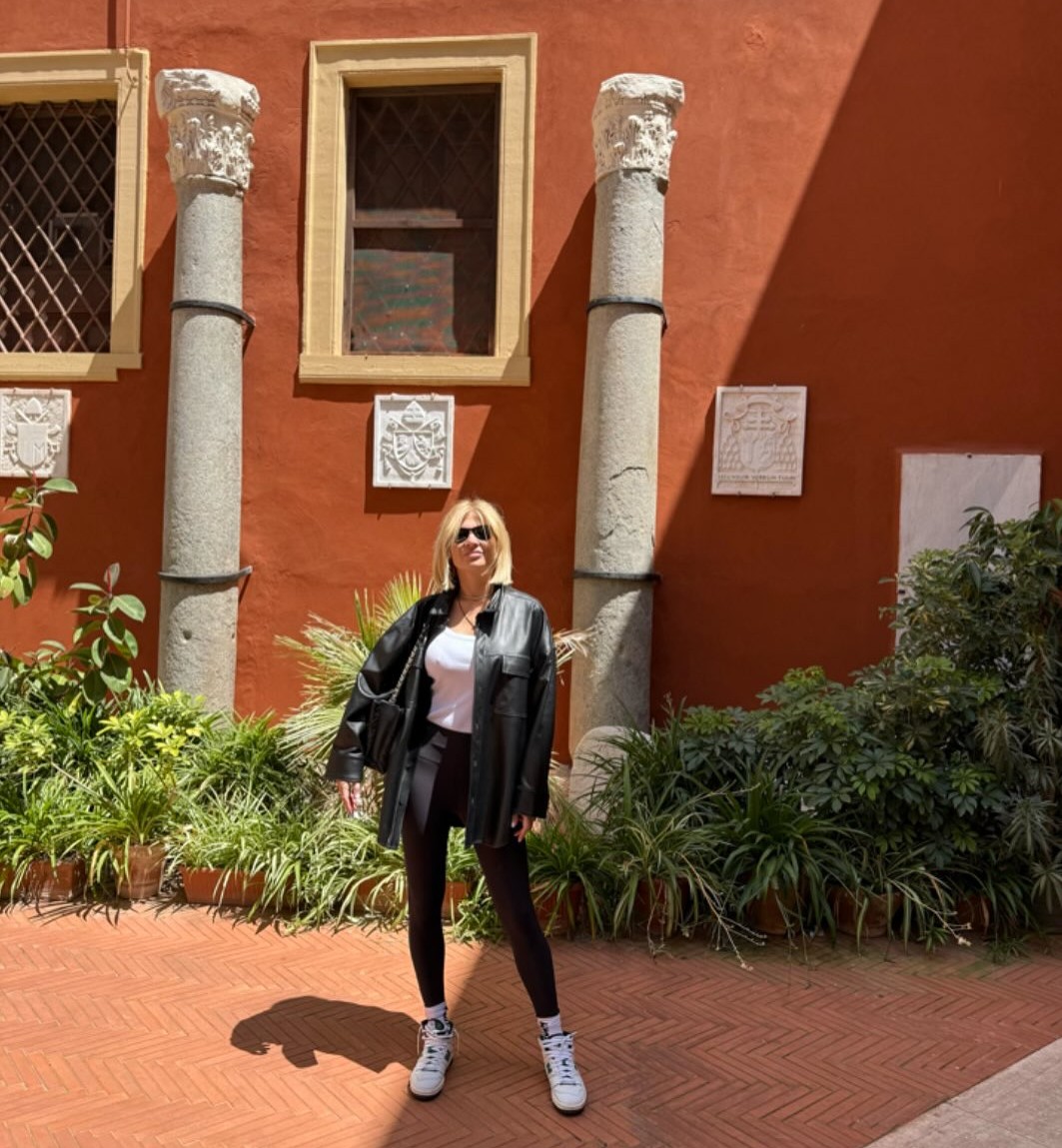 Η Φαίη Σκορδά στη Ρώμη ντυμένη casual