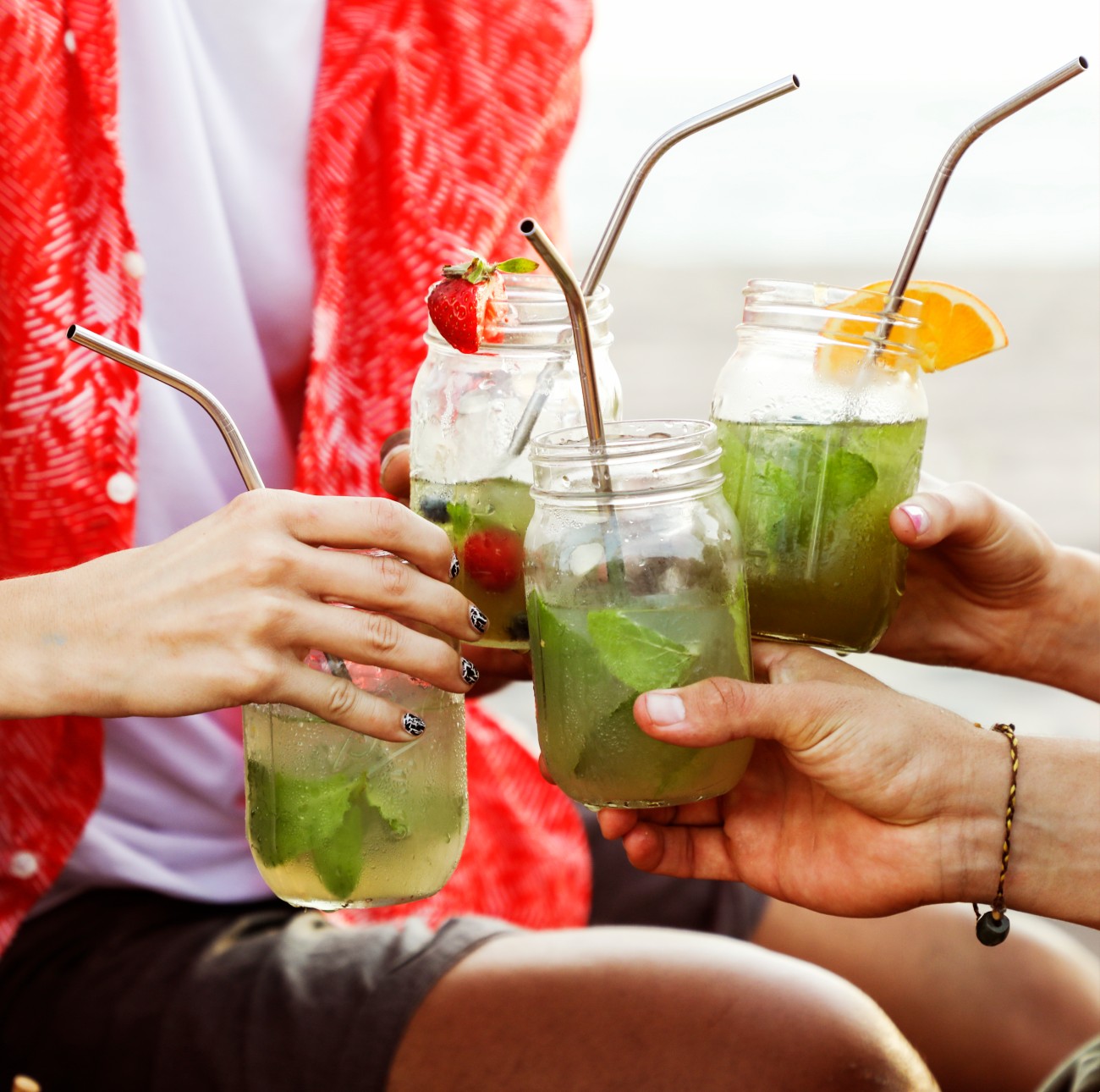 Cocktails και σπιτική λεμονάδα