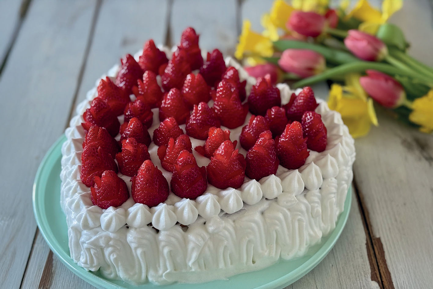 Γλυκό τούρτα με κρέμα και φράουλες