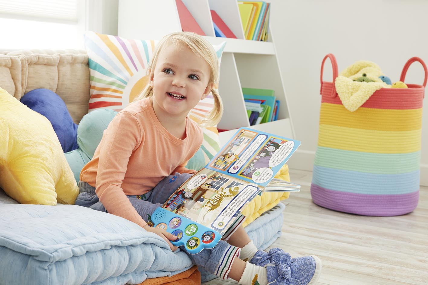 Κοριτσάκι με το Τομας το τρενάκι σε βιβλίο