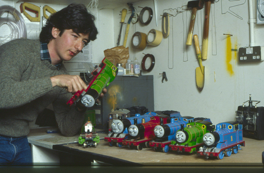 Άνδρας με διάφορα Τομας τρενάκια