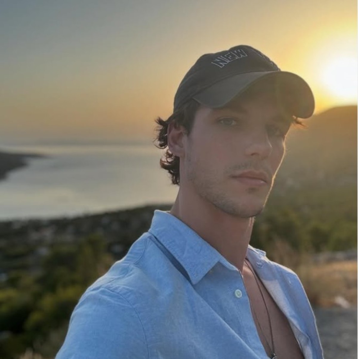 Ο ηθοποιός Βασίλης Μίχας στο ηλιοβασίλεμα