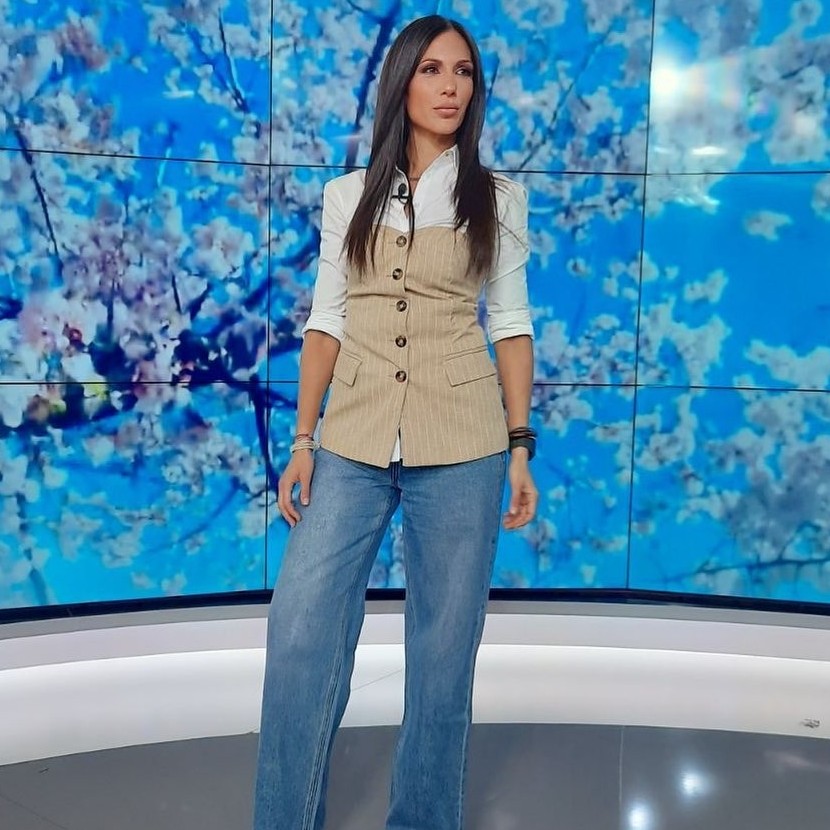 Η Ανθή Βούλγαρη με τζιν και γιλέκο