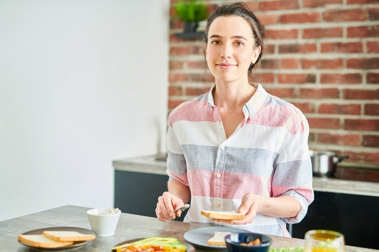Γυναίκα ετοιμάζει πρωινό