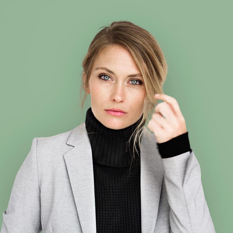 Καστανόξανθη γυναίκα επαγγελματίας