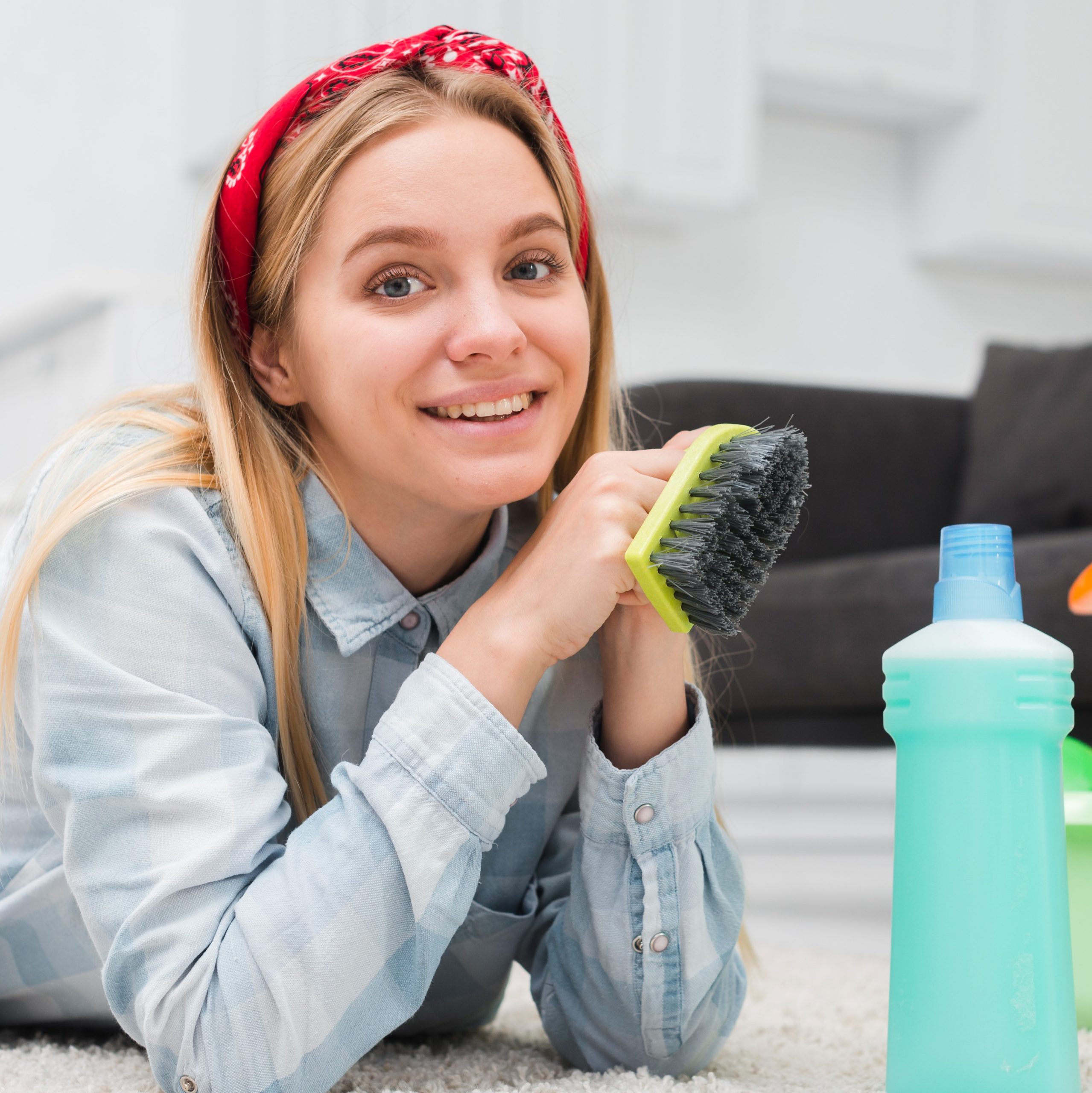 Γυναίκα καθαρίζει το σπίτι