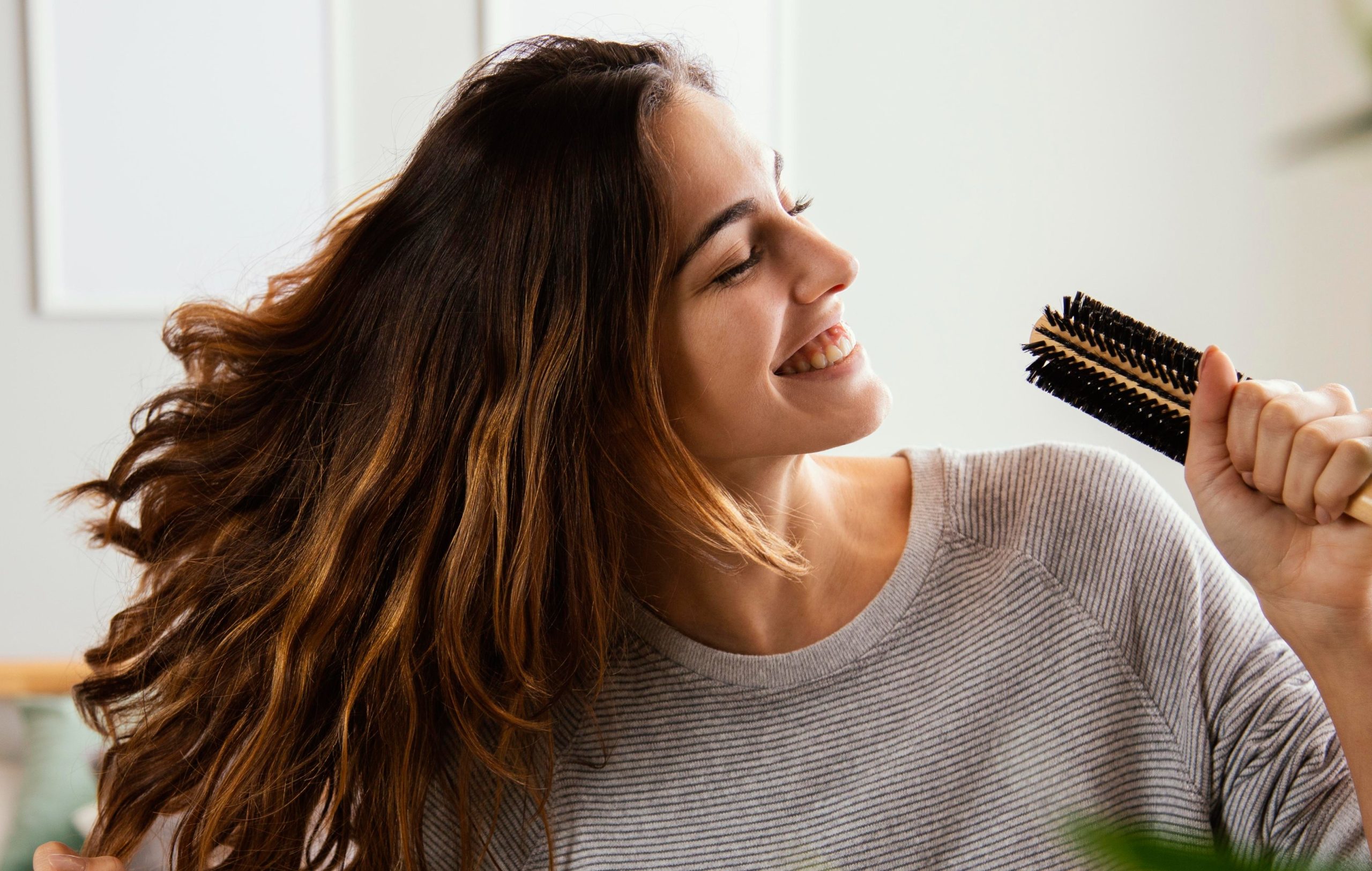 Γυναίκα χτενιζει μαλλιά της