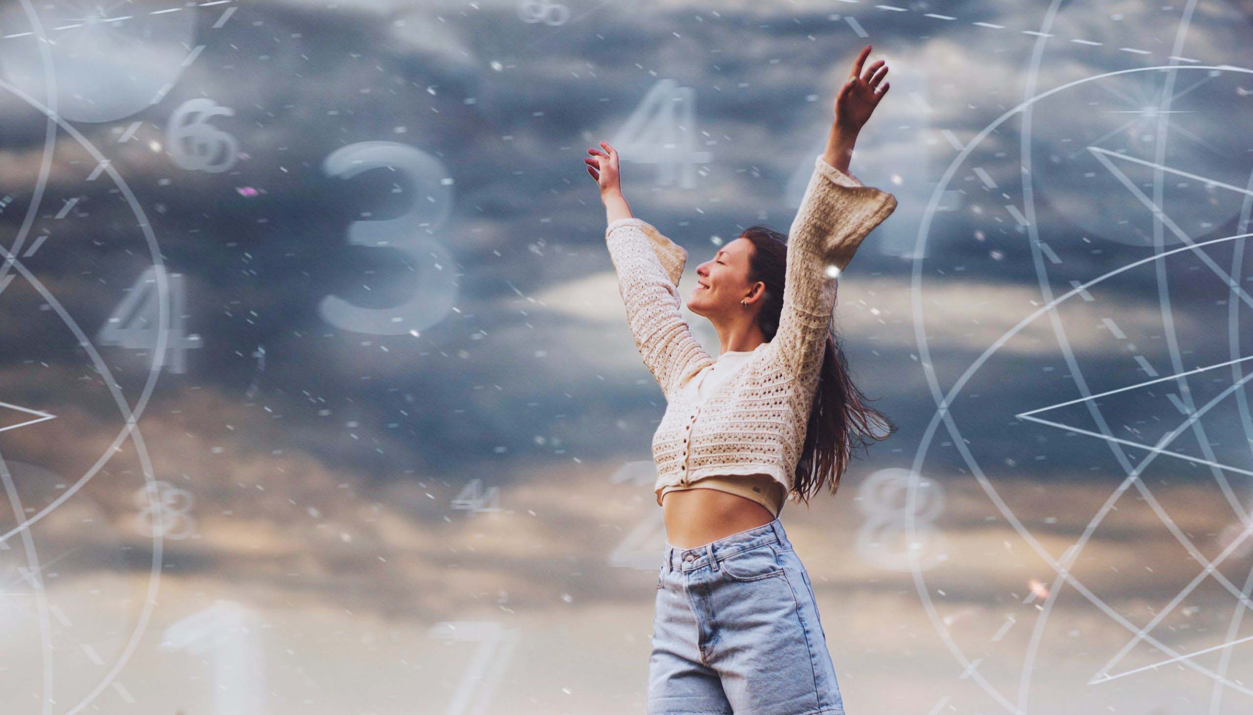 Γυναίκα στη φύση με τα χέρια της ψηλά