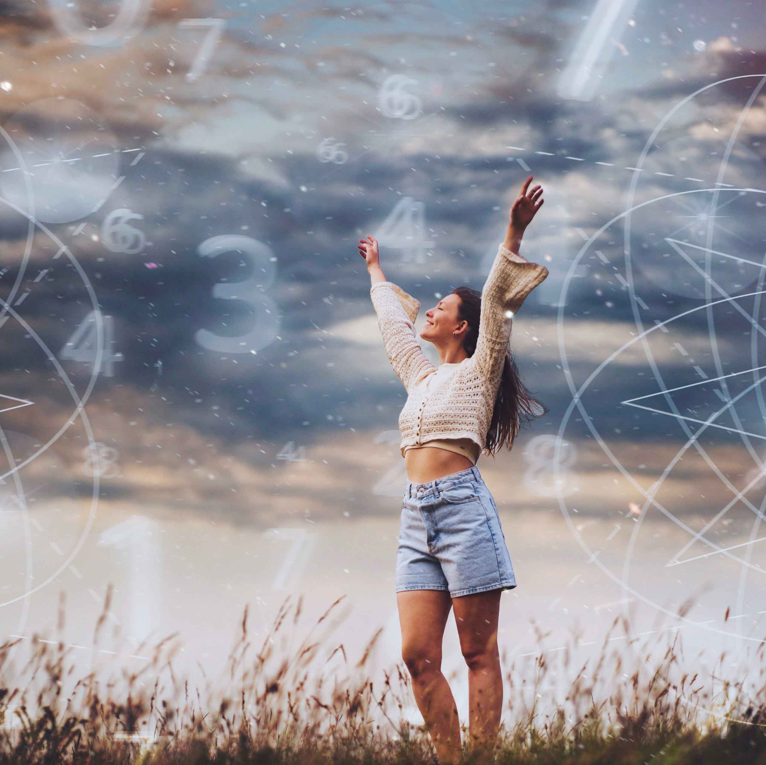 Γυναίκα στη φύση με τα χέρια της ψηλά