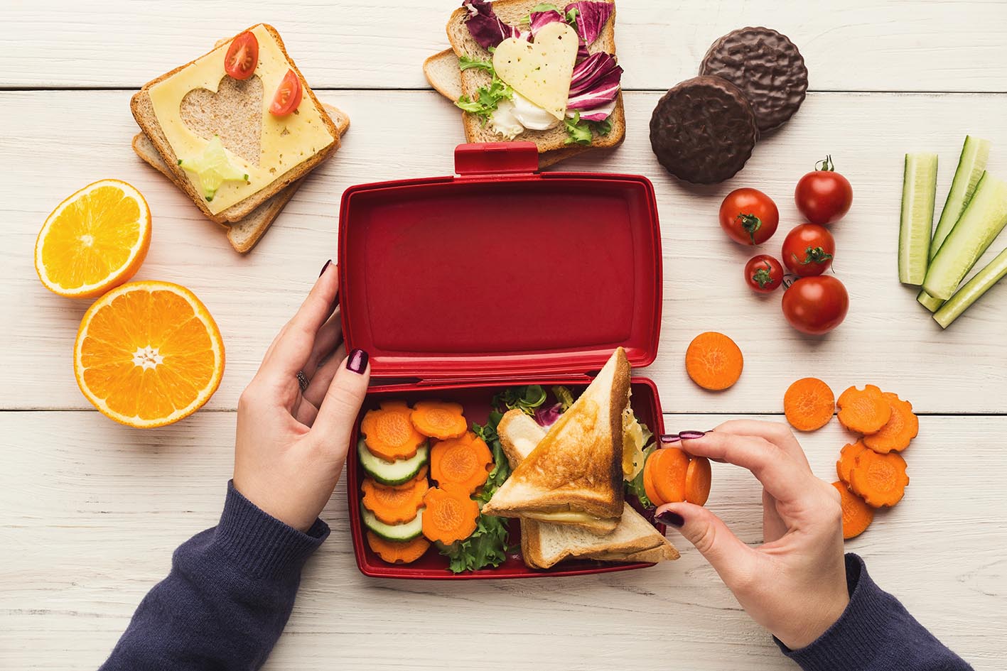 Γυναίκα ετοιμάζει το lunch box