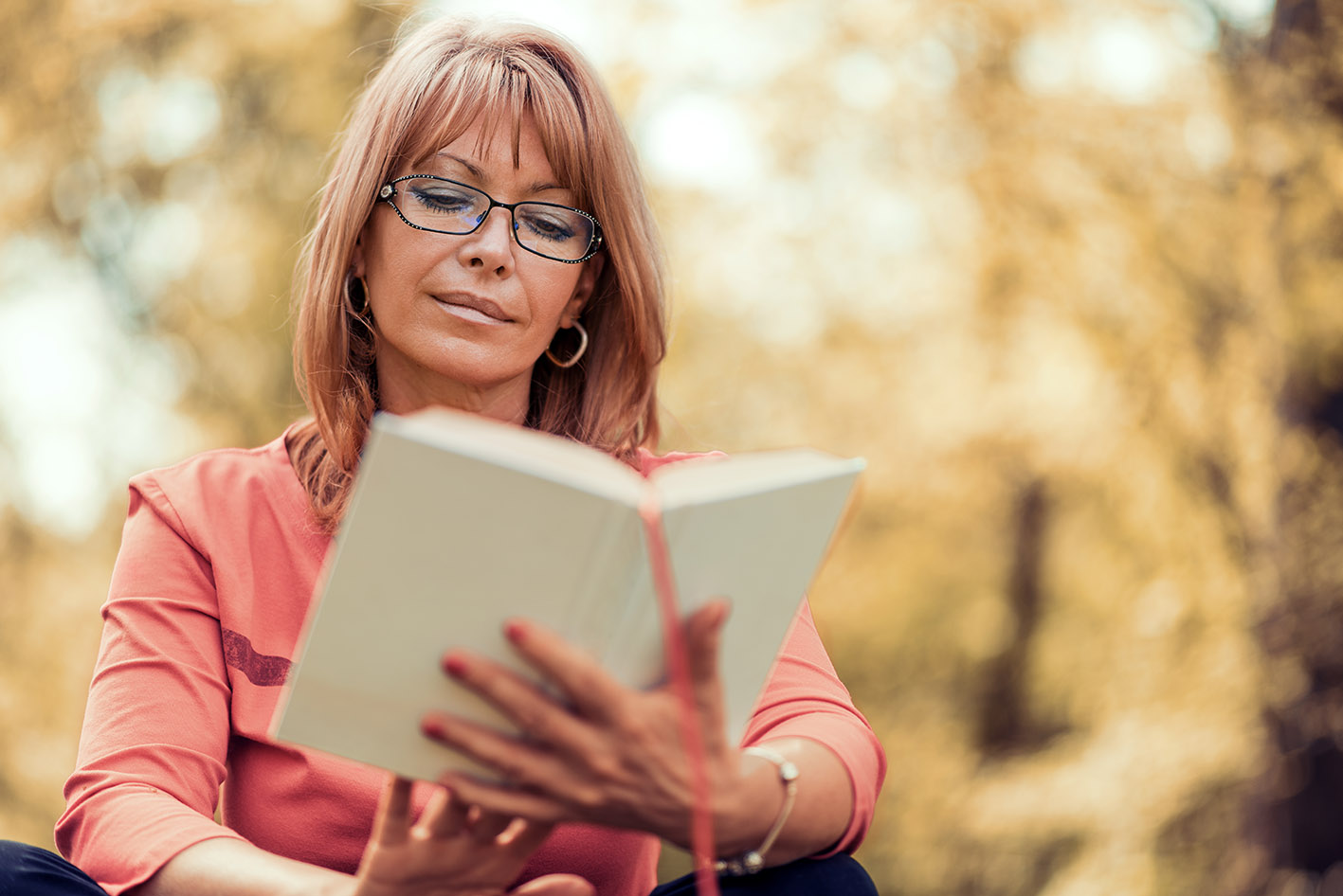 Γυναίκα διαβάζει βιβλίο