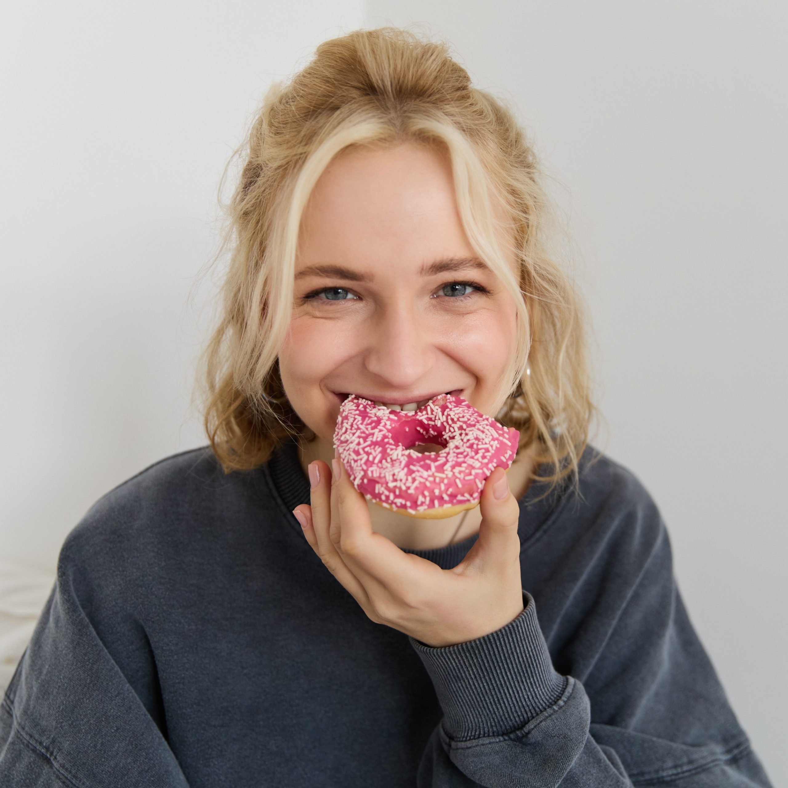 Γυναίκα απολαμβάνει ένα donut