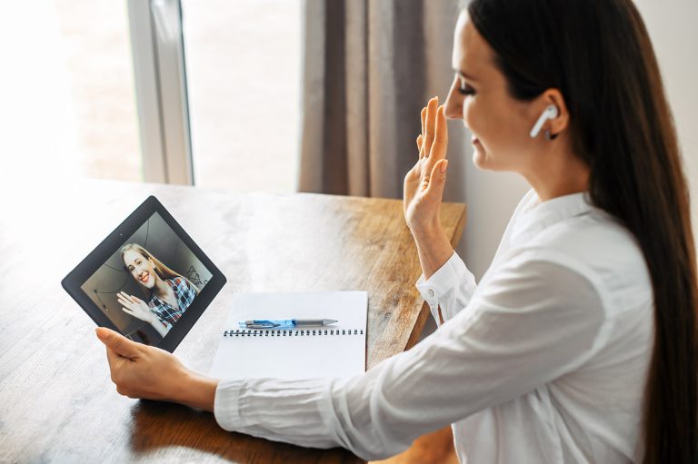 Γυναίκα σε video call με φίλη της