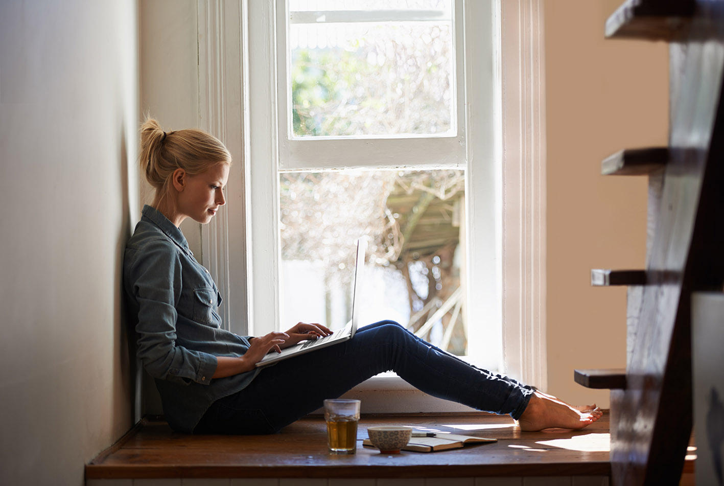 Γυναίκα δουλεύει από το σπίτι