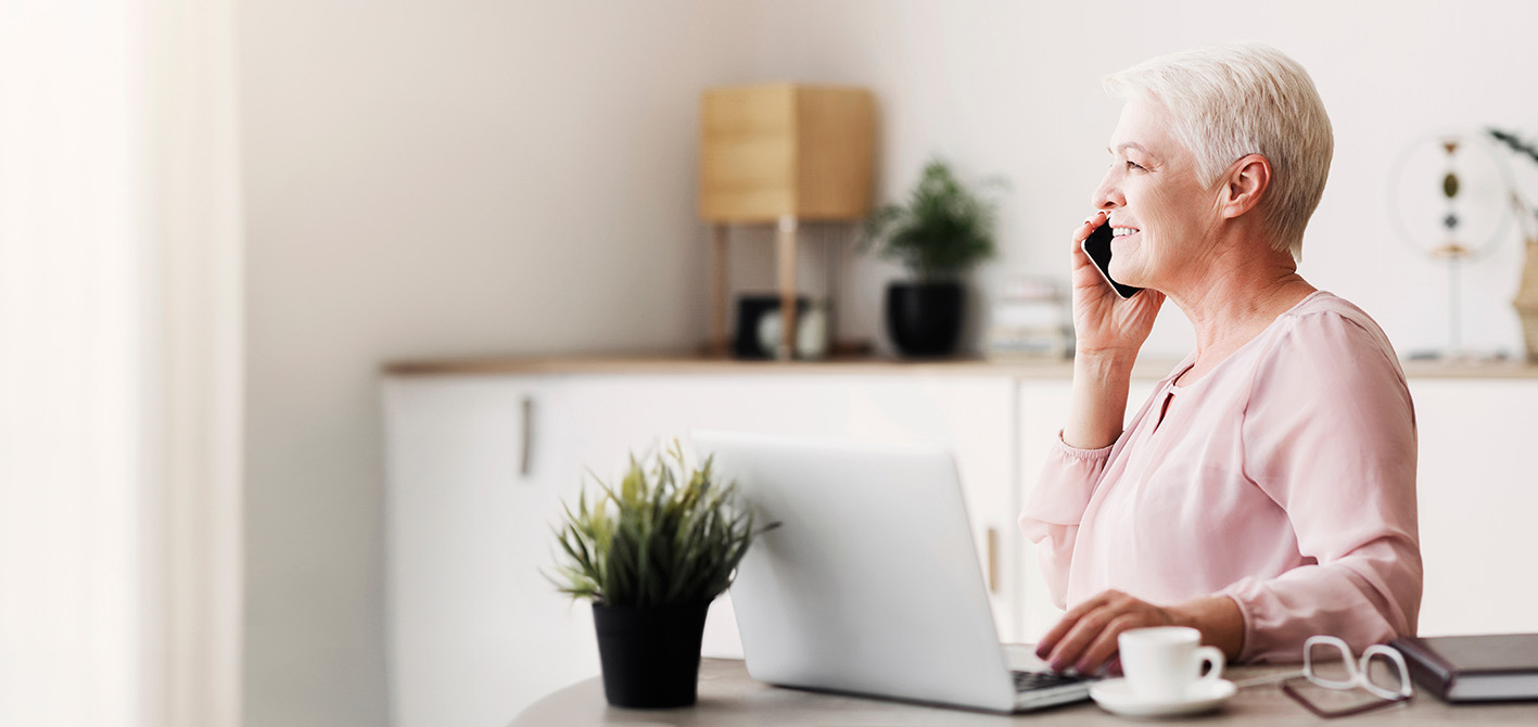 Γυναίκα μέσης ηλικίας δουλεύει από το σπίτι