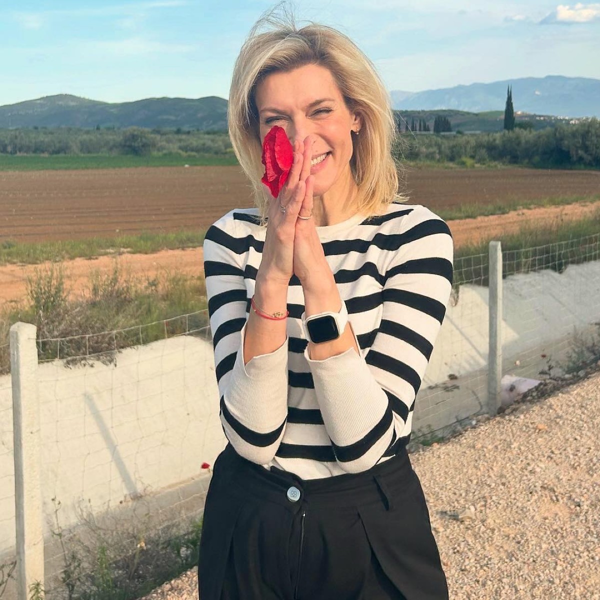 Ζέτα Δούκα με ένα λουλούδι