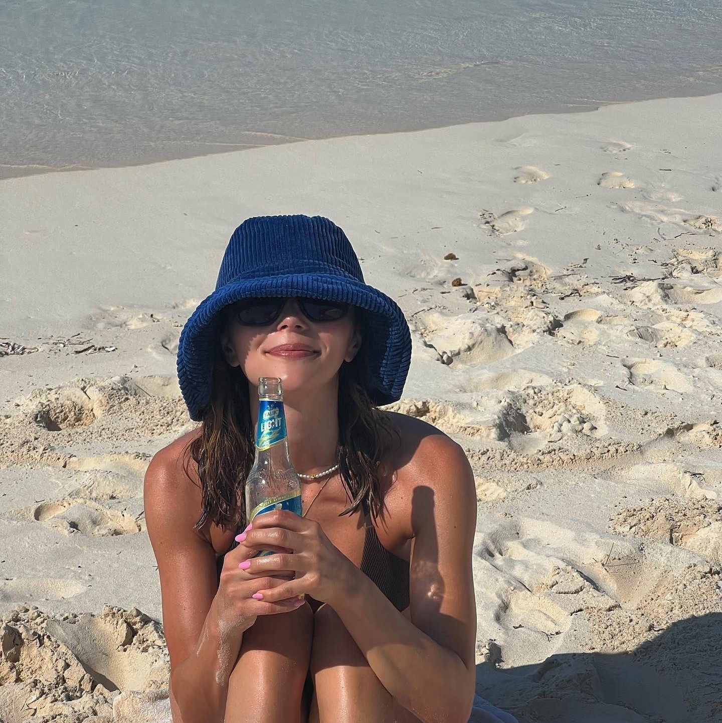 Κοπέλα στη θάλασσα με καπέλο