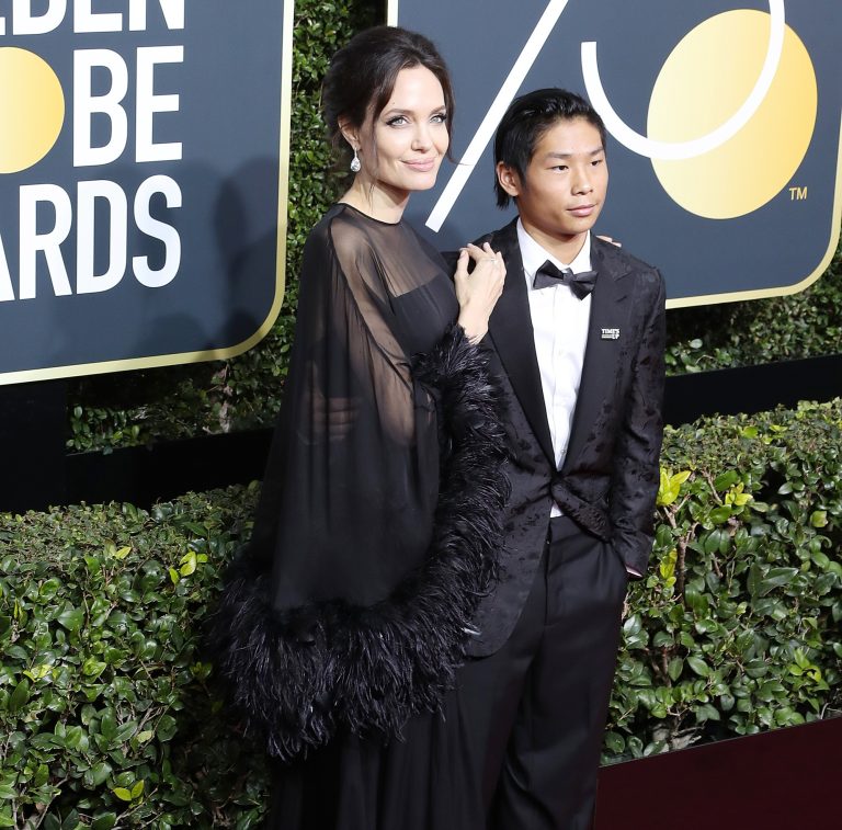 H Angelina Jolie και ο γιος της Pax Thien Jolie-Pitt στην τελετή για τις Χρυσές Σφαίρες, στις 7 Ιανουαρίου 2018