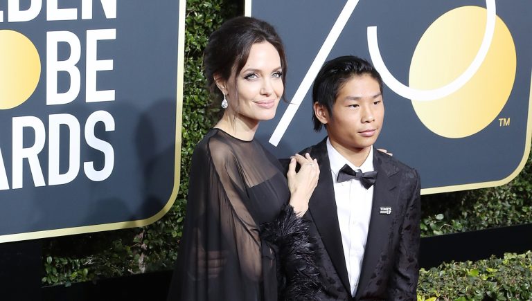 H Angelina Jolie και ο γιος της Pax Thien Jolie-Pitt στην τελετή για τις Χρυσές Σφαίρες, στις 7 Ιανουαρίου 2018