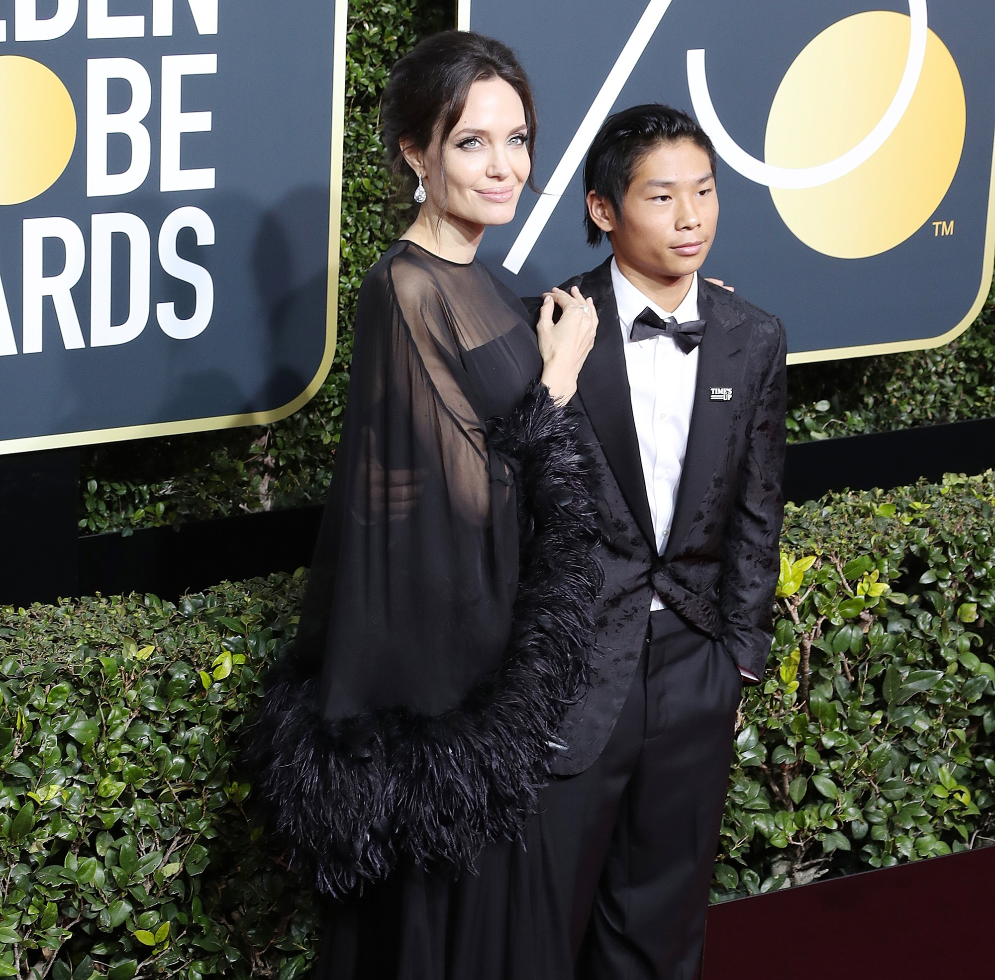 H Angelina Jolie και ο γιος της Pax Thien Jolie-Pitt στην τελετή για τις Χρυσές Σφαίρες, στις 7 Ιανουαρίου 2018