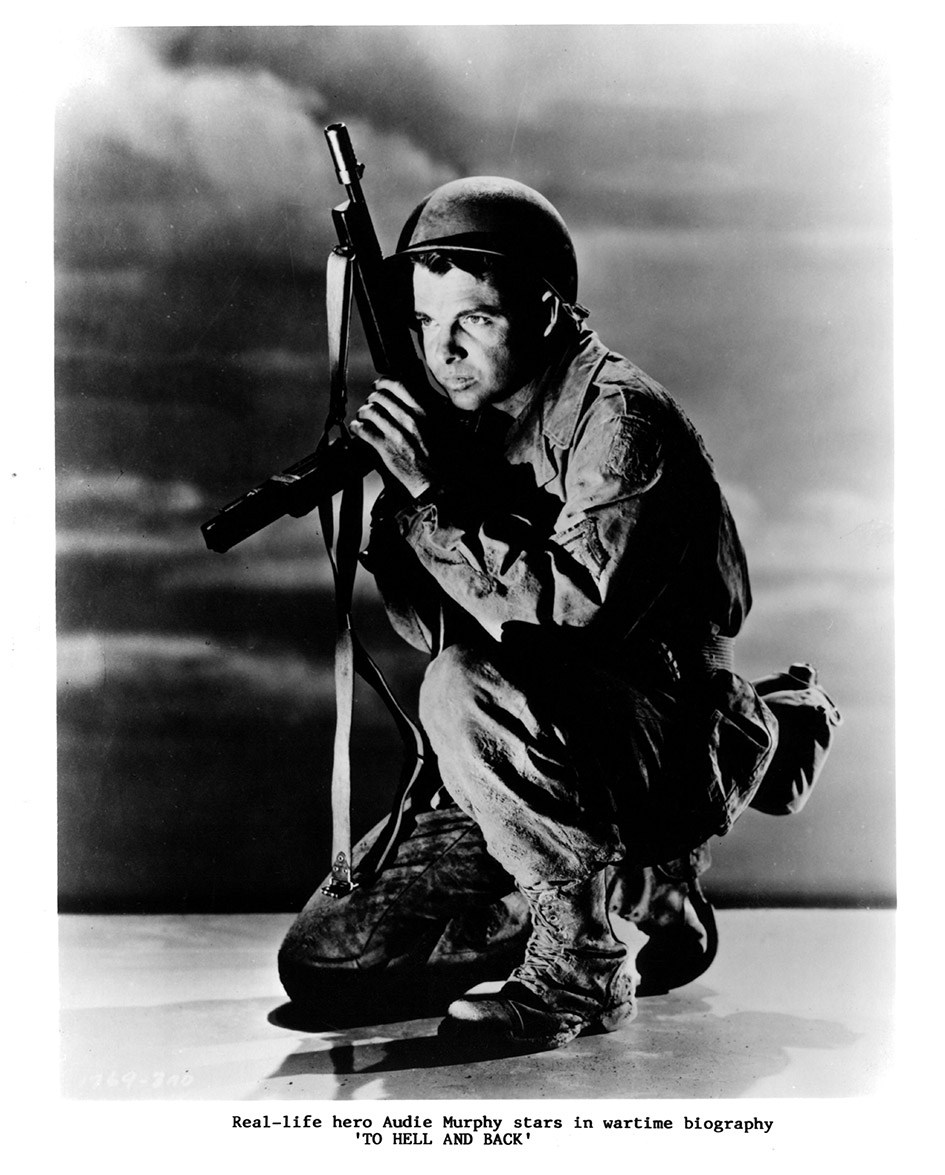 O Audie MurphyAudie Murphy ποζάρει με όπλο σε διαφημιστικό πορτρέτο για την ταινία «To Hell And Back», 1955.