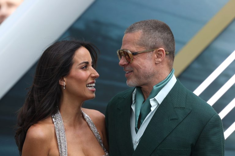 Ο Brad Pitt και η Ines de Ramon στην ευρωπαϊκή πρεμιέρα της F1 στο Λονδίνο, 23 Ιουνίου 2025