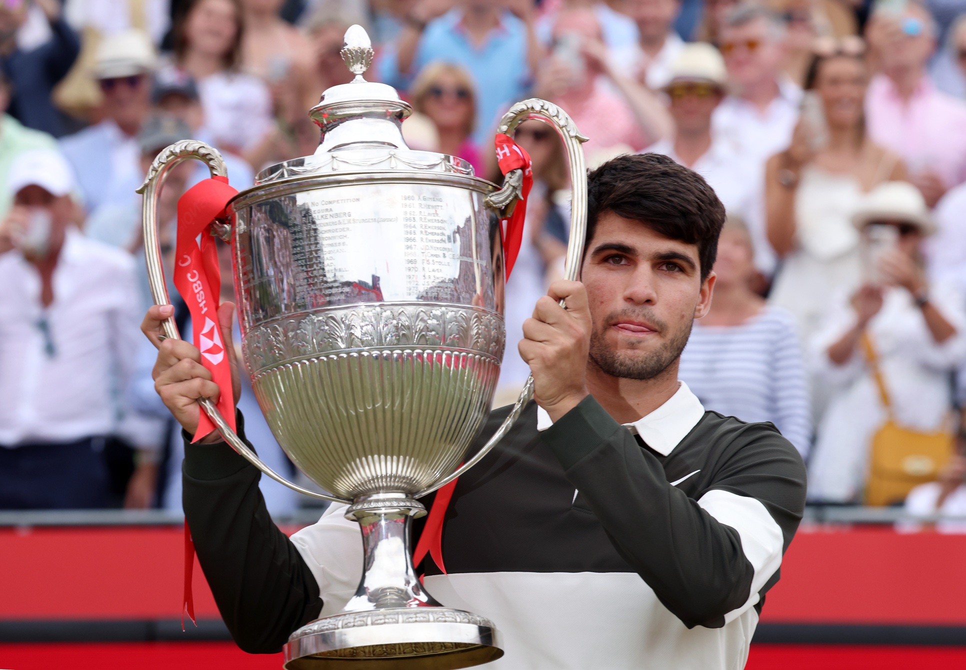 Ο Ισπανός Carlos Alcaraz oγιορτάζει την κατάκτηση με το τρόπαιο μετά τη νίκη του επί του Τσέχου Jiri Lehecka κατά τη διάρκεια του τελικού αγώνα τους στο τουρνουά τένις Queen's Club Championships στο Λονδίνο, 22 Ιουνίου 2025