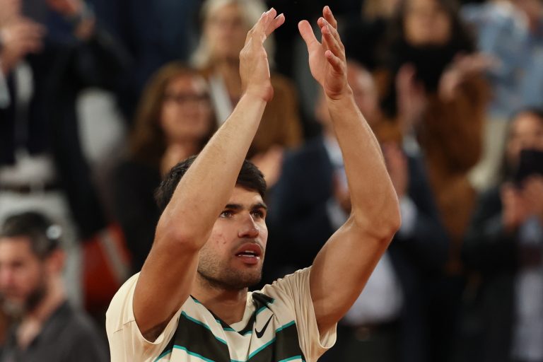 O Carlos Alcaraz γιορτάζει τη νίκη του στον προημιτελικό των ανδρών εναντίον του Tommy Paul από τις ΗΠΑ στο γαλλικό τουρνουά τένις Grand Slam Open στο Roland Garros στο Παρίσι, 3 Ιουνίου 2025