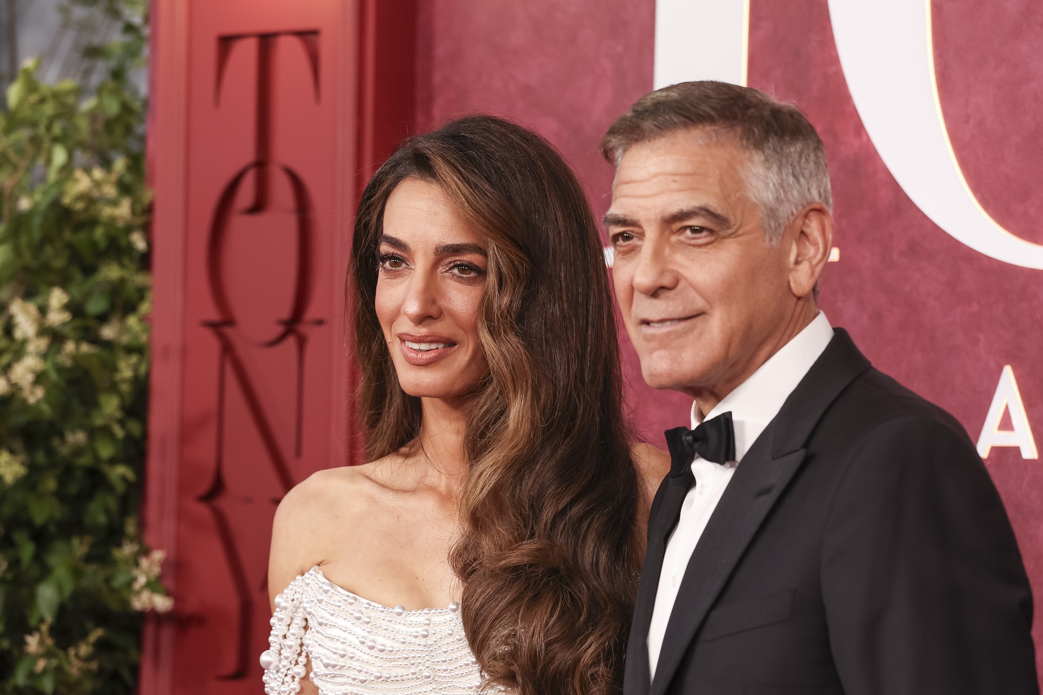 H Amal και ο George Clooney στο κόκκινο χαλί για τα 78α βραβεία Tony στο Radio City Music Hall της Νέας Υόρκης, 8 Ιουνίου 2025