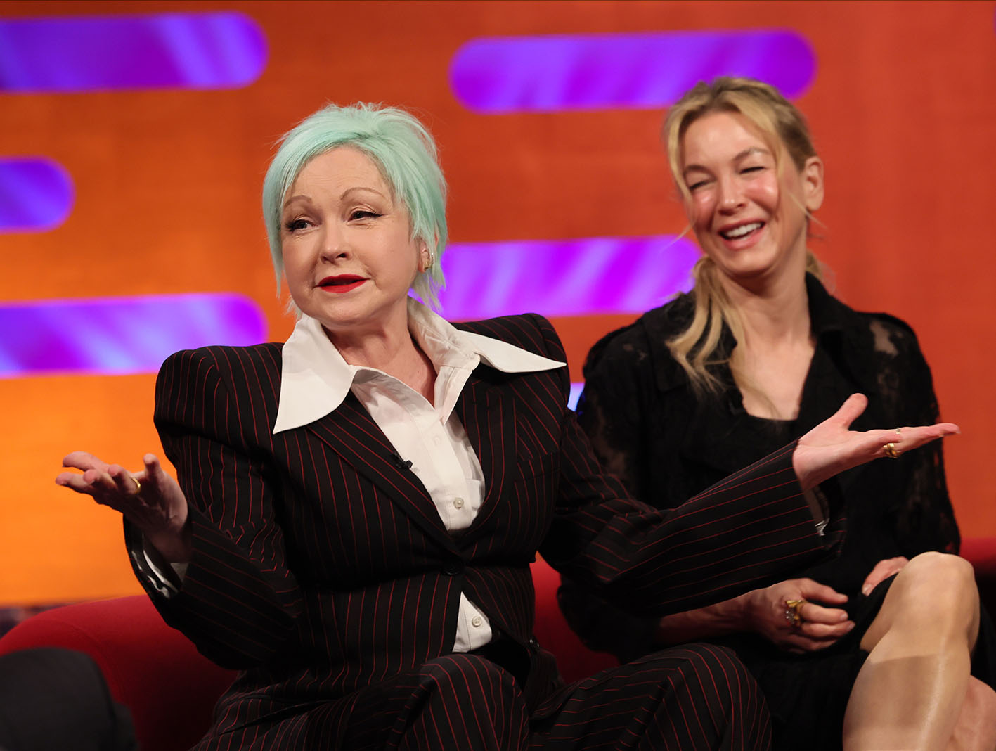 Oι Cyndi Lauper και Renee Zellweger κατά τη διάρκεια των γυρισμάτων για την εκπομπή του Graham Norton στο BBC Studioworks 6 Television Centre, Wood Lane, Λονδίνο, που θα προβληθεί στο BBC One την Παρασκευή το βράδυ. Ημερομηνία λήψης: Πέμπτη 30 Ιανουαρίου 2025.