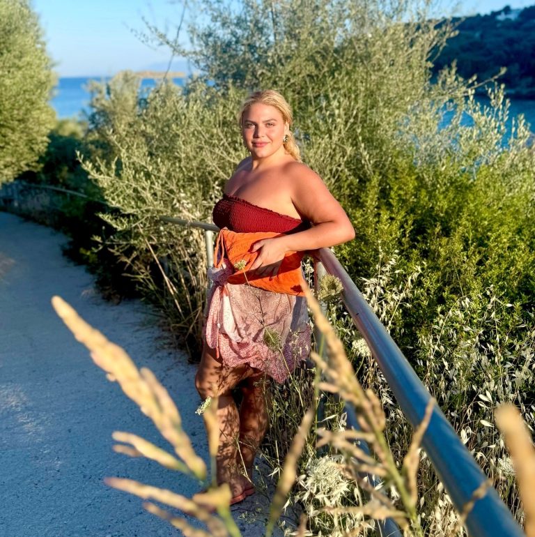 Η Δανάη Μπάρκα στη φύση