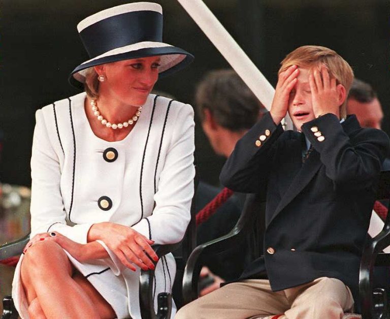 Η πριγκίπισσα Diana και ο γιος της Harry παρακολουθούν την παρέλαση σε μια εξέδρα στο Mall στο πλαίσιο των εκδηλώσεων για την Ημέρα των VJ στις 19 Αυγούστου 1995