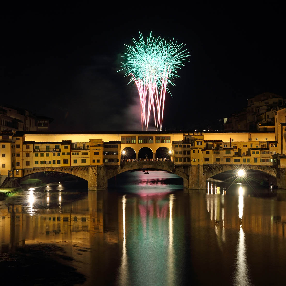 Ημερολόγιο Ιούνιος 24 - Πυροτεχνήματα πάνω από τον ποταμό Άρνο και την Πόντε Βέκιο στο Σαν Τζιοβάνι, Φλωρεντία