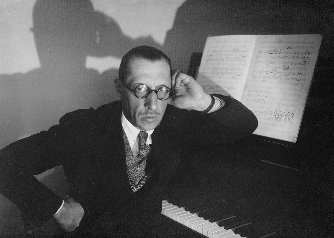 Ο Ιgor Stravinsky (1882-1971) - Ο Ρώσος συνθέτης που επαναπροσδιόρισε τη μουσική, μπροστά στο πιάνο του, 1929.
