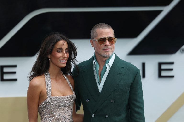 Ο Brad Pitt και η Ines de Ramon στην ευρωπαϊκή πρεμιέρα της F1 στο Λονδίνο, 23 Ιουνίου 2025