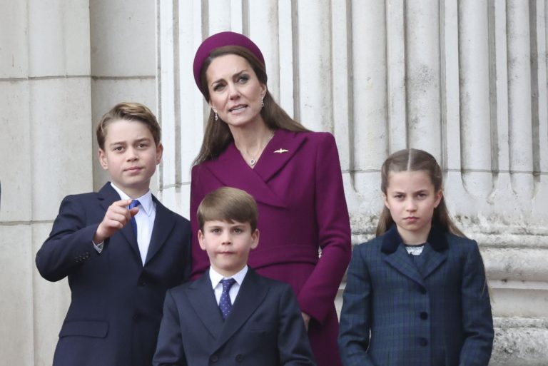O πρίγκιπας George, ο πρίγκιπας Louis, η μαμά τους Kate Middleton και η πριγκίπισσα Charlotte στο μπαλκόνι των Ανακτόρων του Μπάκιγχαμ κατά την παρέλαση για την 80ή επέτειο της Νίκης στην Ευρώπη (VE Day) στο Λονδίνο, 5 Μαΐου 2025