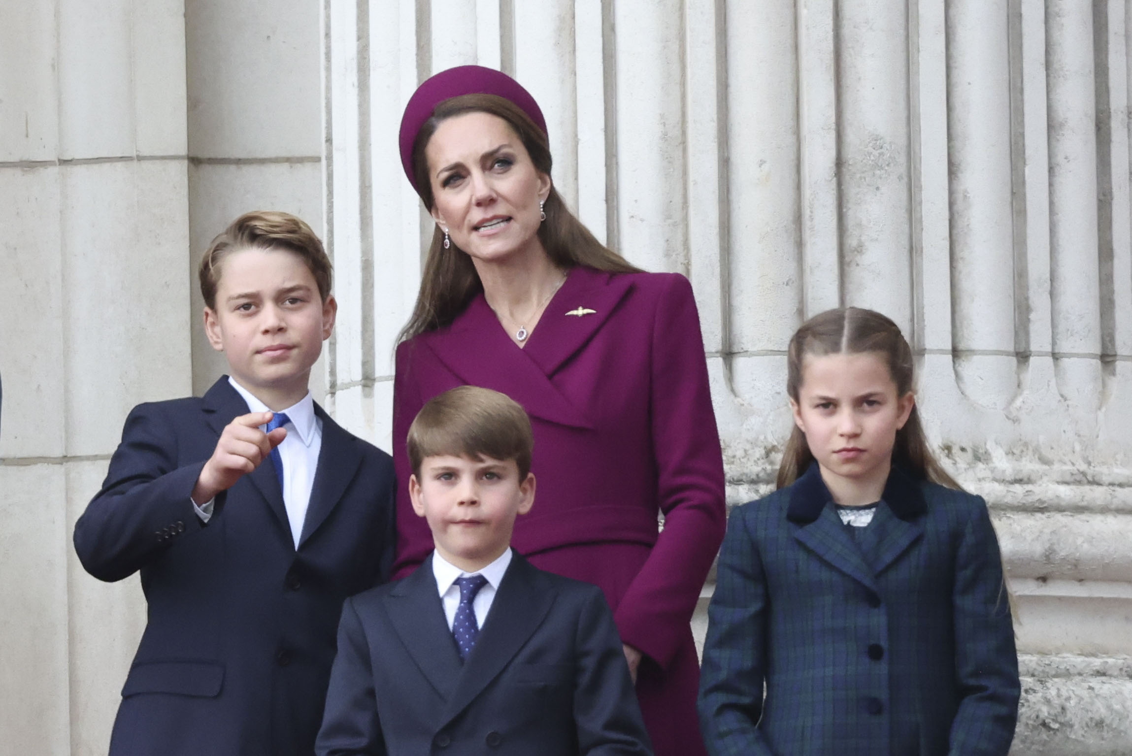 O πρίγκιπας George, ο πρίγκιπας Louis, η μαμά τους Kate Middleton και η πριγκίπισσα Charlotte στο μπαλκόνι των Ανακτόρων του Μπάκιγχαμ κατά την παρέλαση για την 80ή επέτειο της Νίκης στην Ευρώπη (VE Day) στο Λονδίνο, 5 Μαΐου 2025