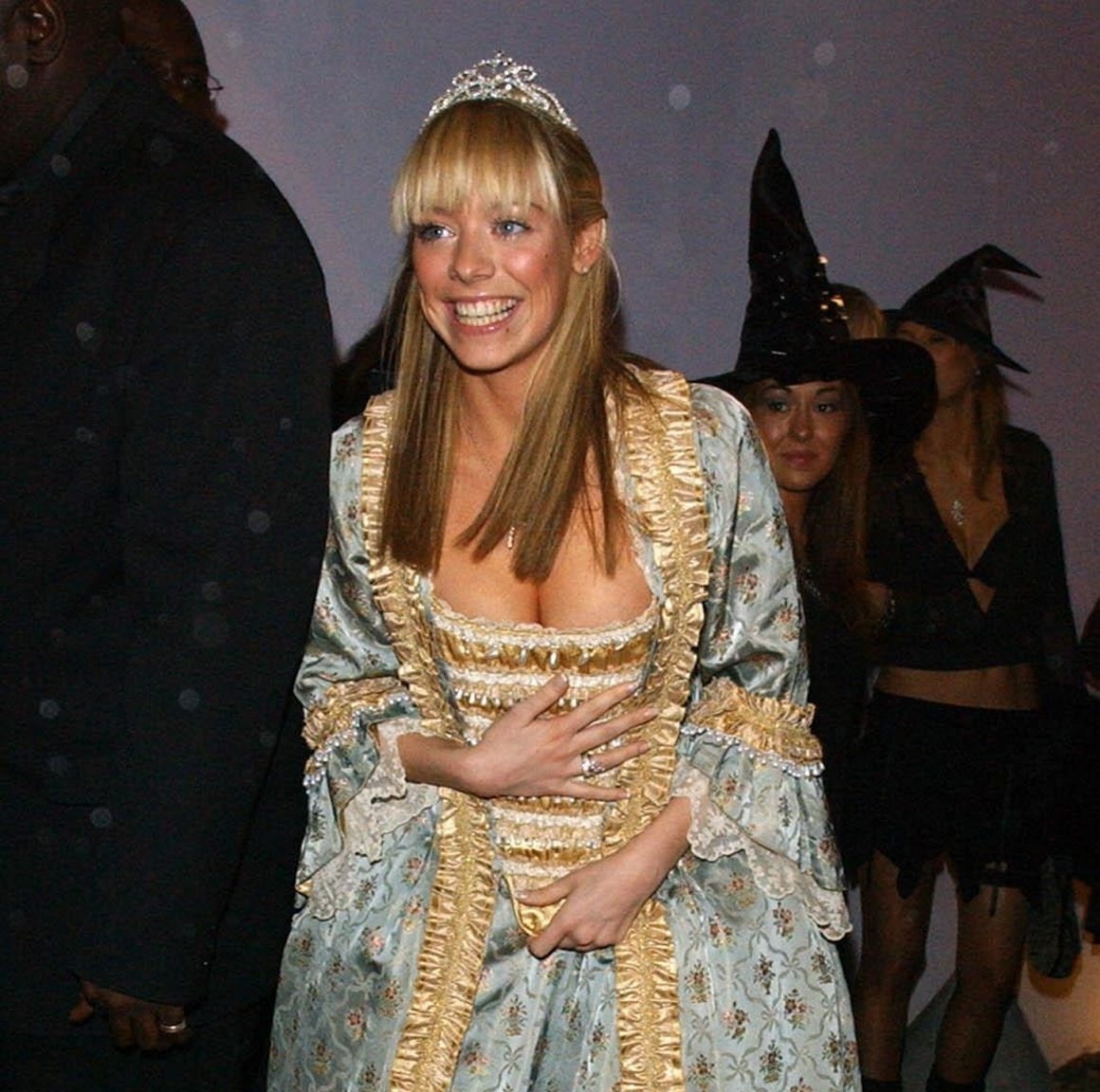 H Liz McLarnon των Atomic Kitten φθάνει στο Collection στο κεντρικό Λονδίνο, 31 Οκτωβρίου 2003 για το πάρτι Halloween της Mariah Carey