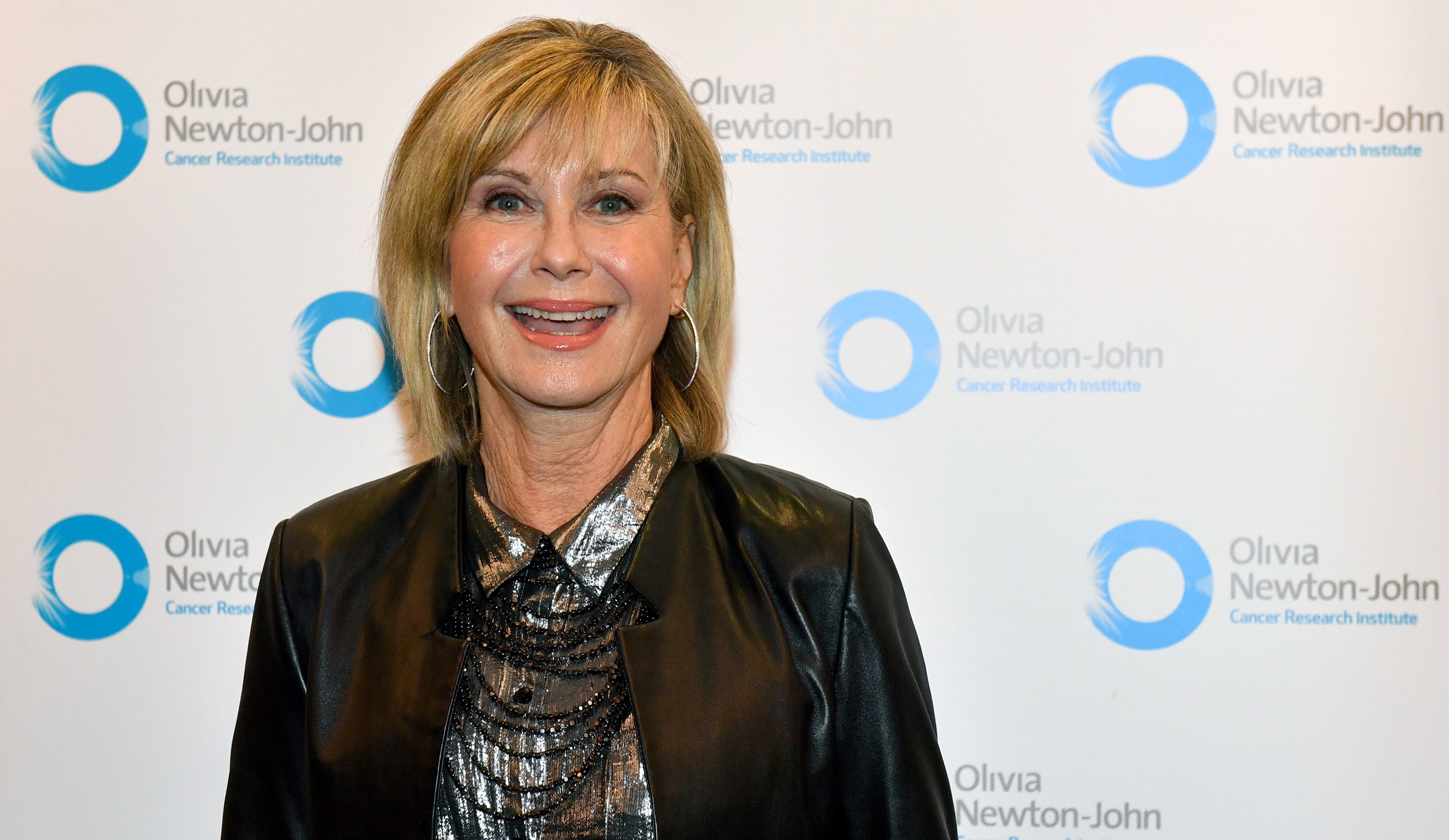 H Olivia Newton-John ποζάρει για τον Τύπο σε εκδήλωση του Ινστιτούτου Έρευνας για τον Καρκίνο στο Κοινοβούλιο της Κανμπέρα, 12 Σεπτεμβρίου 2017