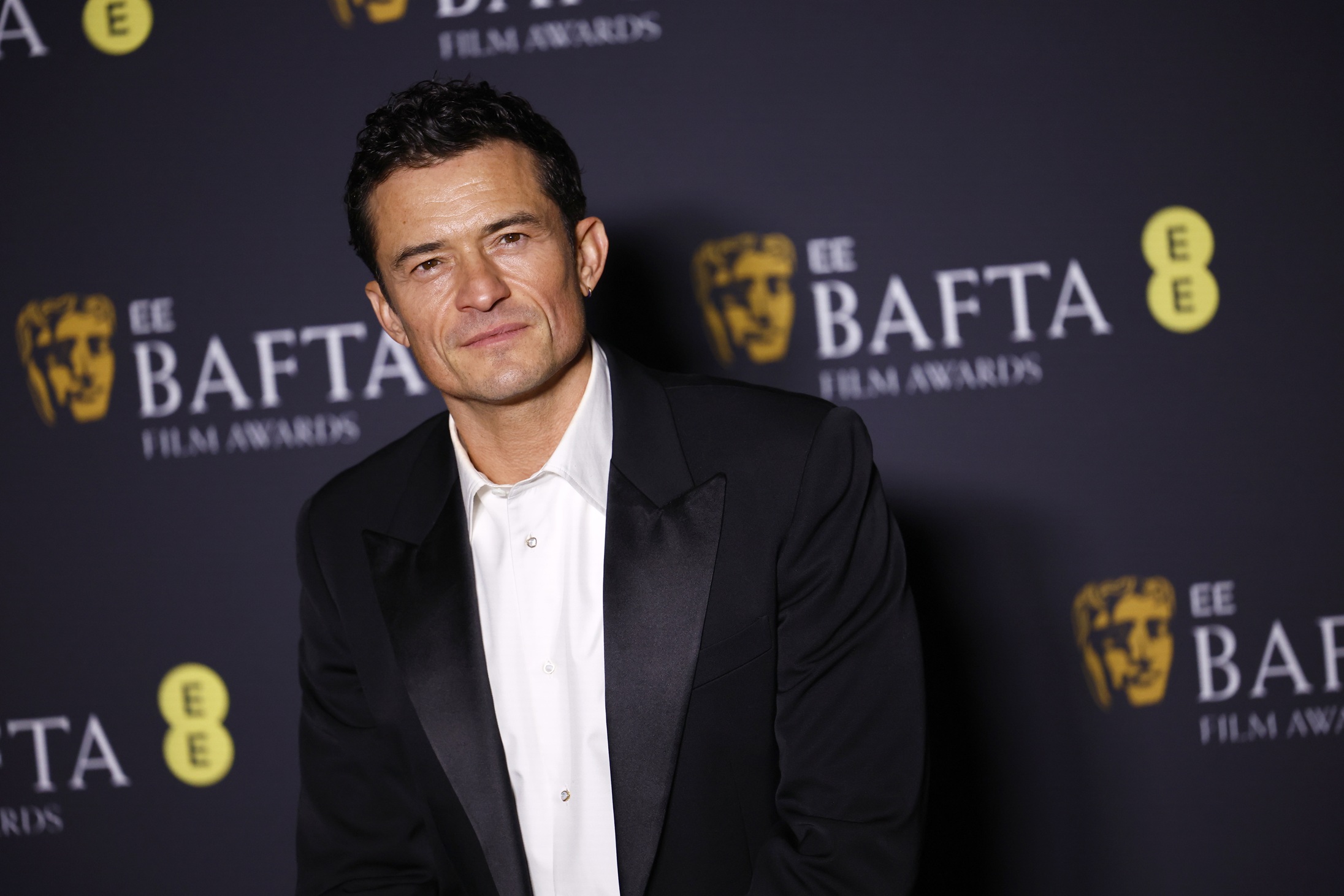 Ο Orlando Bloom ποζάρει στη διάρκεια των BAFTA Film Awards, στις 16 Φεβρουαρίου 2025