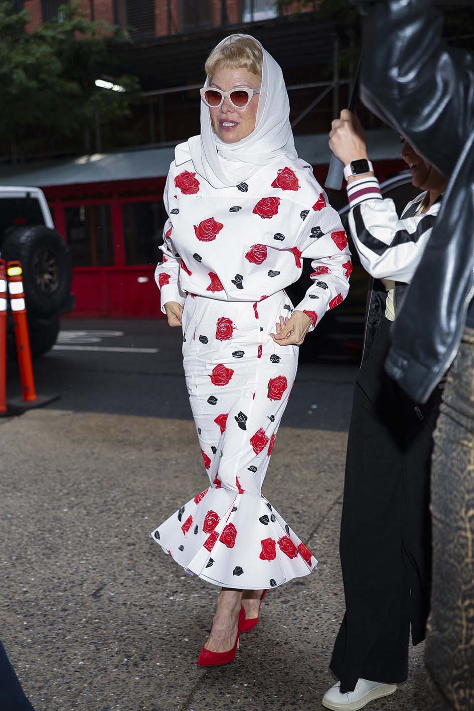 Η Pamela Anderson με Marini, στην περιοχή Meatpacking στις 21 Μαΐου 2025 στη Νέα Υόρκη.