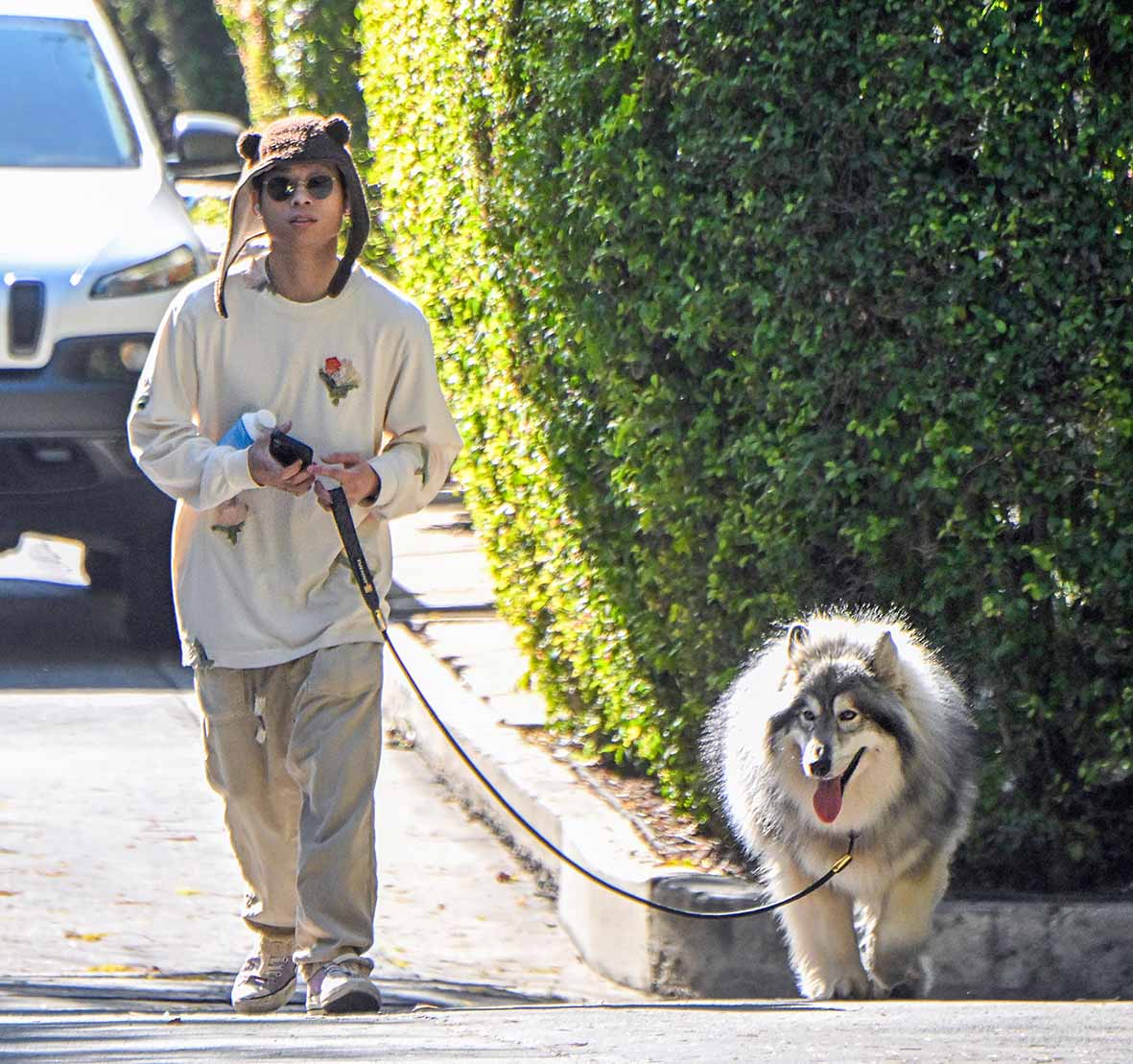 O Pax Jolie βόλτα με τον σκύλο του στις 20 Φεβρουαρίου 2025 στο Los Angeles.