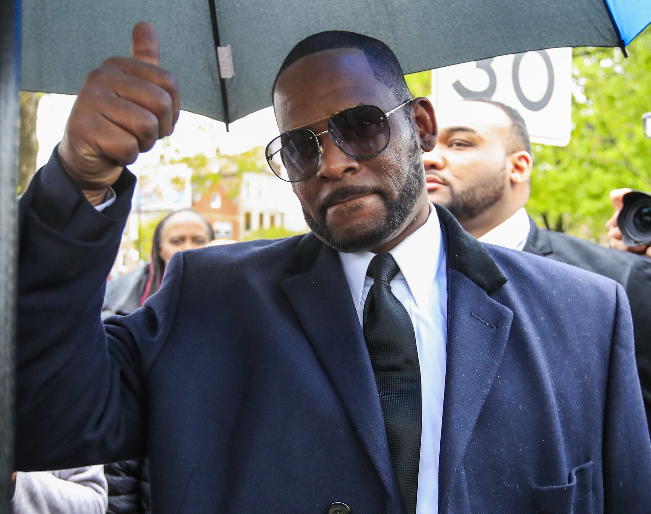 O R. Kelly χαιρετά τους υποστηρικτές του φεύγοντας από το δικαστήριο στο Leighton Criminal Courts ύστερα από ακρόαση σχετικά με τις κατηγορίες για σεξουαλική επίθεση στο Σικάγο, στις 7 Μαΐου 2019