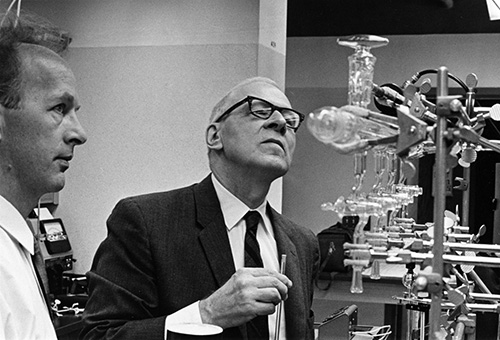 Ο Robert Mulliken ήταν ένας Αμερικανός φυσικός και χημικός, ο οποίος τιμήθηκε με το Βραβείο Νόμπελ Χημείας το 1966.