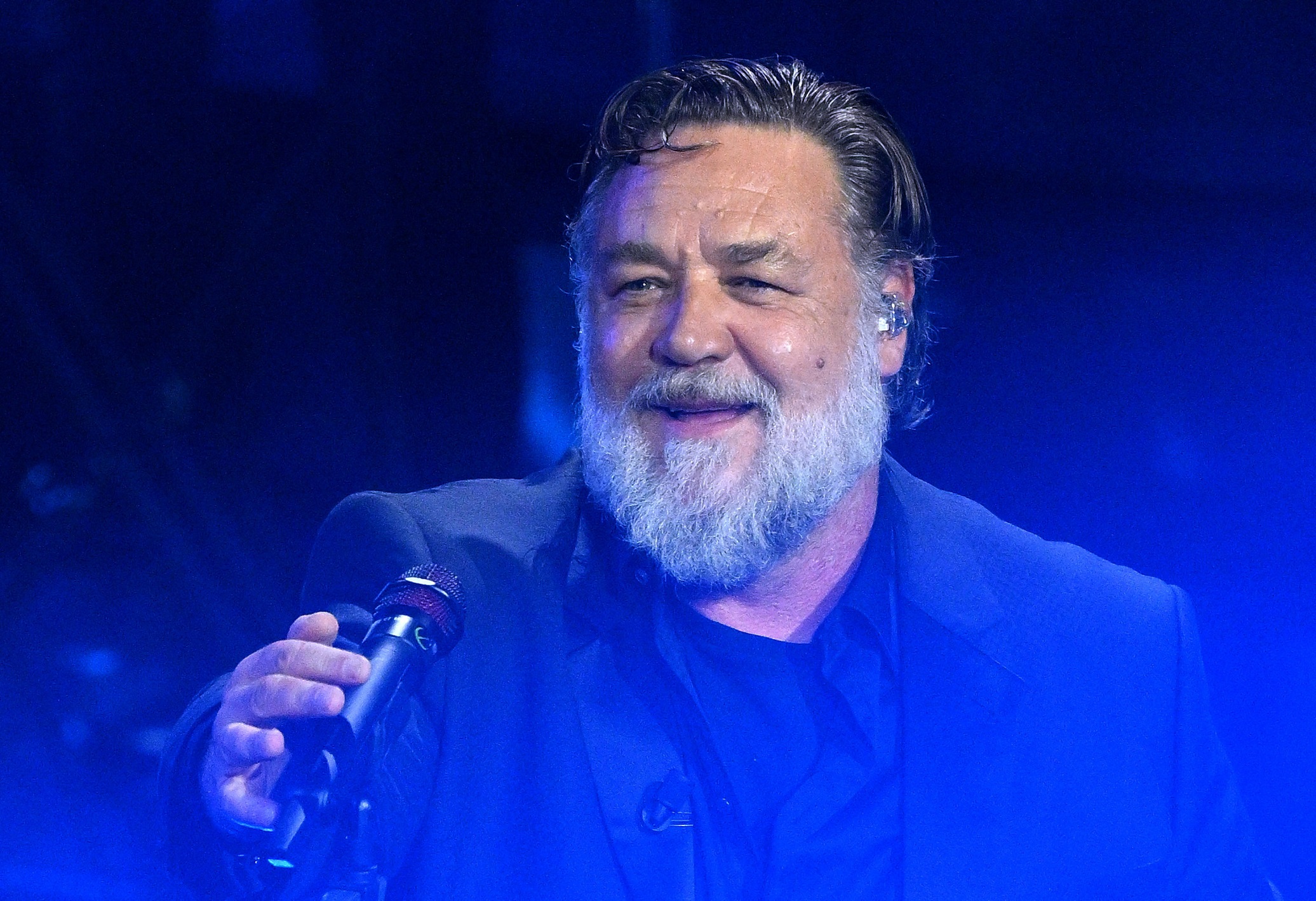 O Russell Crowe στη σκηνή του θεάτρου Ariston κατά το 74ο Φεστιβάλ του Σαν Ρέμο, 8 Φεβρουαρίου 2024