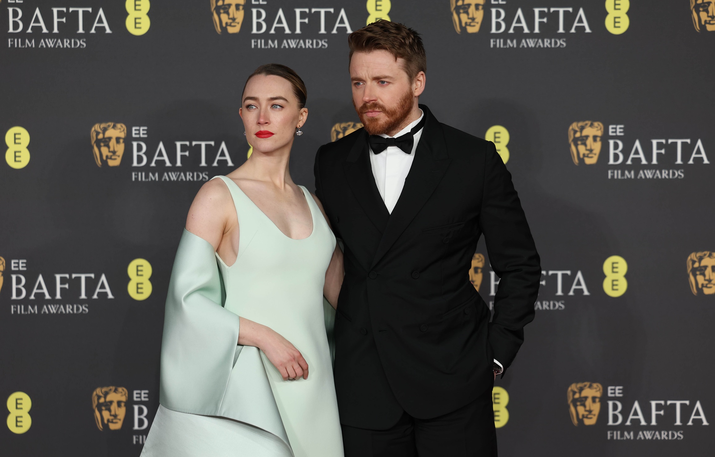 H Saoirse Ronan και ο σύζυγός της Jack Lowden ποζάρουν στο κόκκινο χαλί στα 2025 EE BAFTA Awards στο Royal Festival Hall του Λονδίνου, 16 Φεβρουαρίου 2025