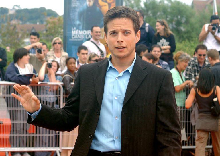 O Scott Wolf ποζάρει κατά την άφιξή του για την προβολή της ταινίας του "Emmet's Mark", στο Φεστιβάλ της Ντοβίλ, στις 6 Σεπτεμβρίου 2002